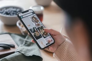 Scrollilng images on a smartphone